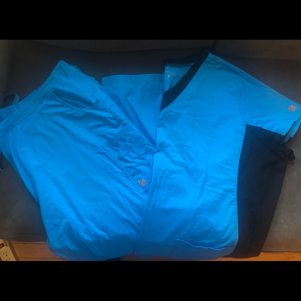Buttersoft  stretch scrub set . Size 3x small ink stain R pocket of top/…